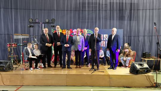 Dzień Kobiet w Siedliszczu. Były goździki i koncert K.A.S.A. [GALERIA ZDJĘĆ]