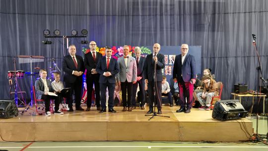 Dzień Kobiet w Siedliszczu. Były goździki i koncert K.A.S.A. [GALERIA ZDJĘĆ]