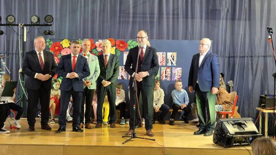 Dzień Kobiet w Siedliszczu. Były goździki i koncert K.A.S.A. [GALERIA ZDJĘĆ]