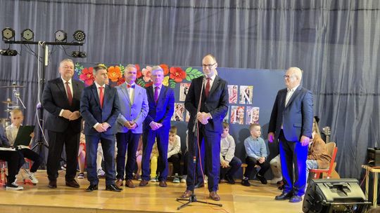 Dzień Kobiet w Siedliszczu. Były goździki i koncert K.A.S.A. [GALERIA ZDJĘĆ]