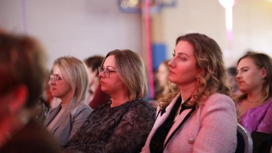 Dzień Kobiet w Leśniowicach. Pani bawiły się z zespołem Cookies Band cz. II [GALERIA ZDJĘĆ]