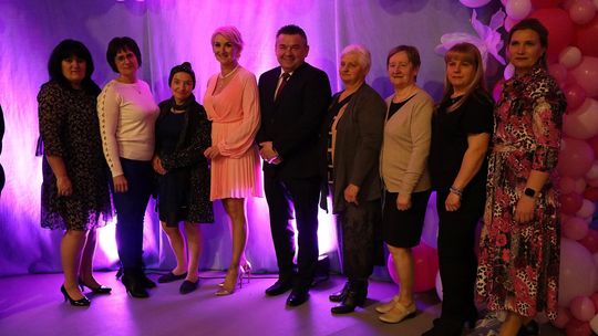 Dzień Kobiet w Leśniowicach. Pani bawiły się z zespołem Cookies Band cz. II [GALERIA ZDJĘĆ]