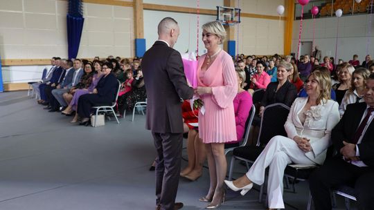 Dzień Kobiet w Leśniowicach. Pani bawiły się z zespołem Cookies Band cz. II [GALERIA ZDJĘĆ]