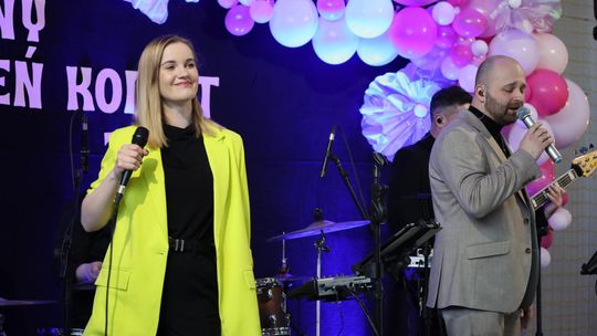 Dzień Kobiet w Leśniowicach. Pani bawiły się z zespołem Cookies Band cz. II [GALERIA ZDJĘĆ]