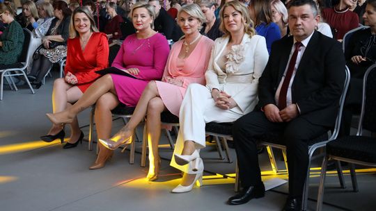 Dzień Kobiet w Leśniowicach. Pani bawiły się z zespołem Cookies Band cz. II [GALERIA ZDJĘĆ]