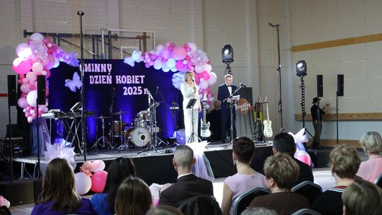 Dzień Kobiet w Leśniowicach. Pani bawiły się z zespołem Cookies Band cz. II [GALERIA ZDJĘĆ]