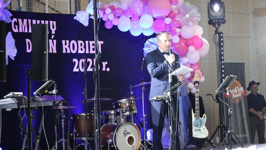 Dzień Kobiet w Leśniowicach. Pani bawiły się z zespołem Cookies Band cz. II [GALERIA ZDJĘĆ]