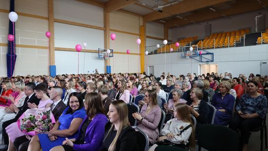 Dzień Kobiet w Leśniowicach. Pani bawiły się z zespołem Cookies Band cz. II [GALERIA ZDJĘĆ]