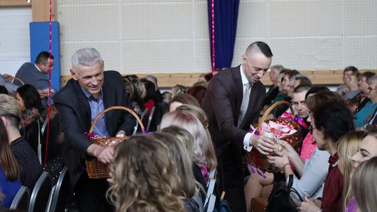 Dzień Kobiet w Leśniowicach. Pani bawiły się z zespołem Cookies Band cz. II [GALERIA ZDJĘĆ]