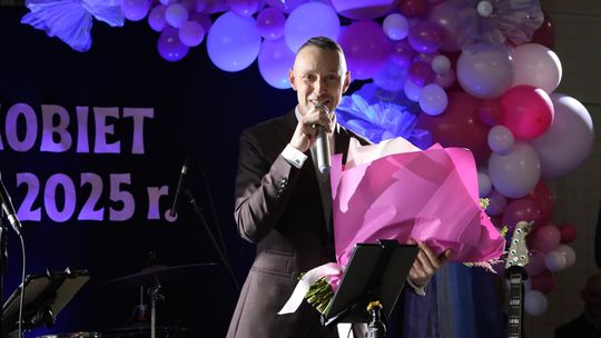 Dzień Kobiet w Leśniowicach. Pani bawiły się z zespołem Cookies Band cz. II [GALERIA ZDJĘĆ]