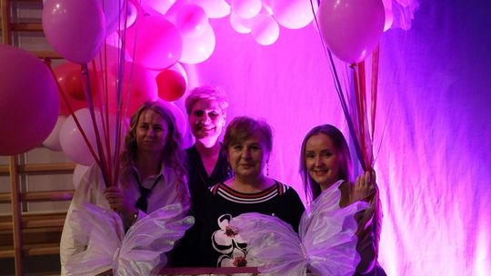 Dzień Kobiet w Leśniowicach. Pani bawiły się z zespołem Cookies Band cz. II [GALERIA ZDJĘĆ]