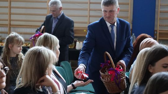 Dzień Kobiet w Leśniowicach. Pani bawiły się z zespołem Cookies Band cz. II [GALERIA ZDJĘĆ]