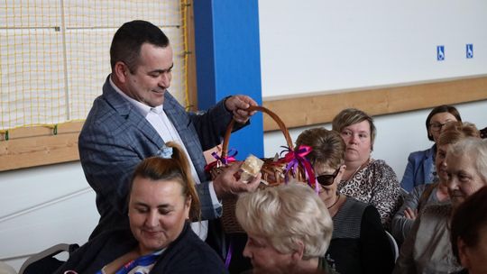 Dzień Kobiet w Leśniowicach. Pani bawiły się z zespołem Cookies Band cz. II [GALERIA ZDJĘĆ]