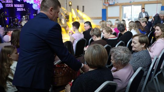 Dzień Kobiet w Leśniowicach. Pani bawiły się z zespołem Cookies Band cz. II [GALERIA ZDJĘĆ]