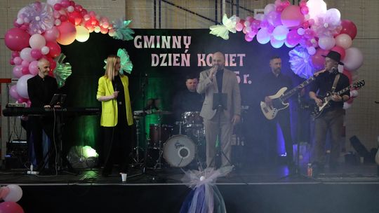 Dzień Kobiet w Leśniowicach. Pani bawiły się z zespołem Cookies Band cz. II [GALERIA ZDJĘĆ]