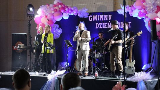 Dzień Kobiet w Leśniowicach. Pani bawiły się z zespołem Cookies Band cz. II [GALERIA ZDJĘĆ]