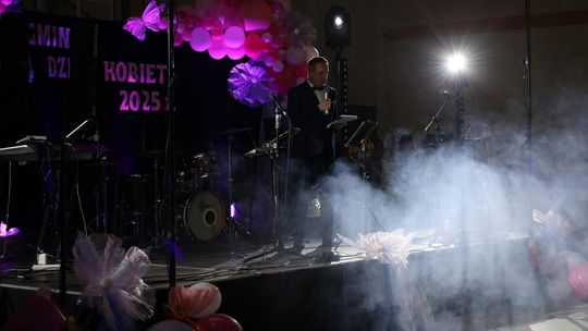 Dzień Kobiet w Leśniowicach. Pani bawiły się z zespołem Cookies Band cz. II [GALERIA ZDJĘĆ]