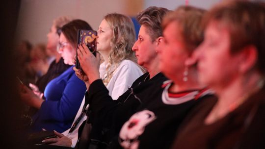 Dzień Kobiet w Leśniowicach. Pani bawiły się z zespołem Cookies Band cz. II [GALERIA ZDJĘĆ]