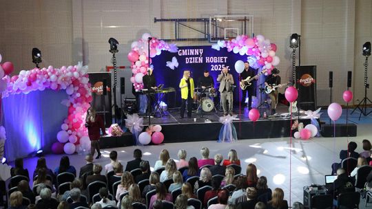 Dzień Kobiet w Leśniowicach. Pani bawiły się z zespołem Cookies Band cz. II [GALERIA ZDJĘĆ]