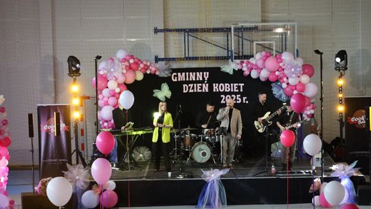 Dzień Kobiet w Leśniowicach. Pani bawiły się z zespołem Cookies Band cz. II [GALERIA ZDJĘĆ]
