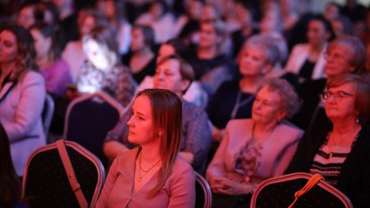 Dzień Kobiet w Leśniowicach. Pani bawiły się z zespołem Cookies Band cz. II [GALERIA ZDJĘĆ]