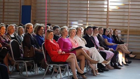 Dzień Kobiet w Leśniowicach. Pani bawiły się z zespołem Cookies Band cz. II [GALERIA ZDJĘĆ]