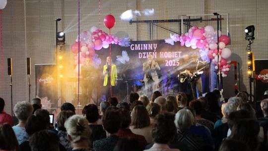 Dzień Kobiet w Leśniowicach. Pani bawiły się z zespołem Cookies Band cz. II [GALERIA ZDJĘĆ]