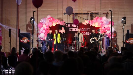 Dzień Kobiet w Leśniowicach. Pani bawiły się z zespołem Cookies Band cz. II [GALERIA ZDJĘĆ]