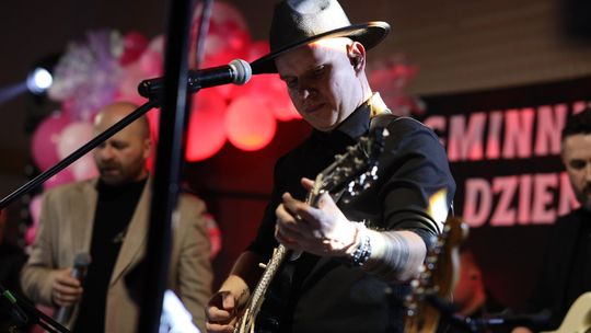 Dzień Kobiet w Leśniowicach. Pani bawiły się z zespołem Cookies Band cz. II [GALERIA ZDJĘĆ]