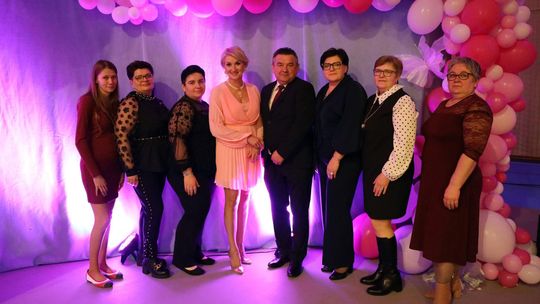 Dzień Kobiet w Leśniowicach. Pani bawiły się z zespołem Cookies Band cz. II [GALERIA ZDJĘĆ]