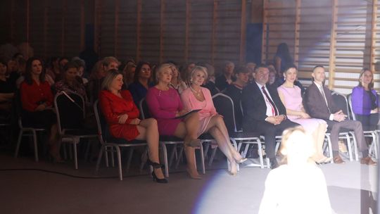 Dzień Kobiet w Leśniowicach. Pani bawiły się z zespołem Cookies Band cz. II [GALERIA ZDJĘĆ]