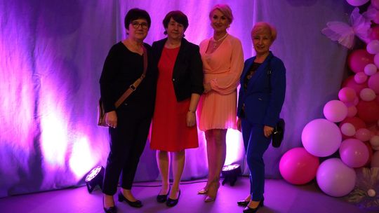 Dzień Kobiet w Leśniowicach. Pani bawiły się z zespołem Cookies Band cz. II [GALERIA ZDJĘĆ]