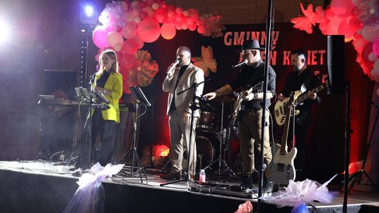 Dzień Kobiet w Leśniowicach. Pani bawiły się z zespołem Cookies Band cz. II [GALERIA ZDJĘĆ]