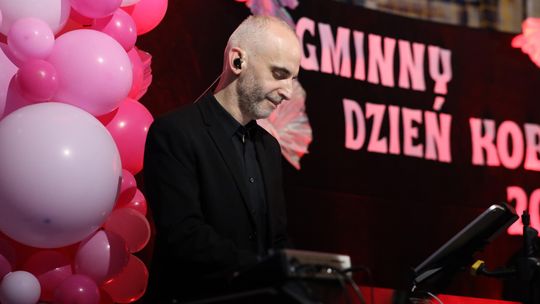 Dzień Kobiet w Leśniowicach. Pani bawiły się z zespołem Cookies Band cz. II [GALERIA ZDJĘĆ]