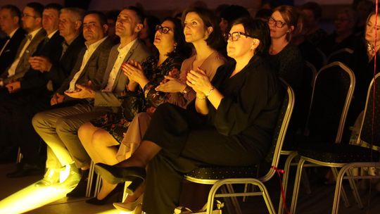 Dzień Kobiet w Leśniowicach. Pani bawiły się z zespołem Cookies Band cz. II [GALERIA ZDJĘĆ]