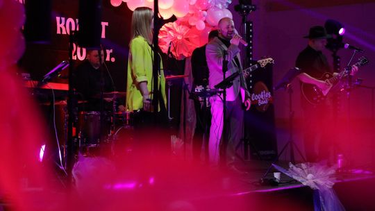 Dzień Kobiet w Leśniowicach. Pani bawiły się z zespołem Cookies Band cz. II [GALERIA ZDJĘĆ]