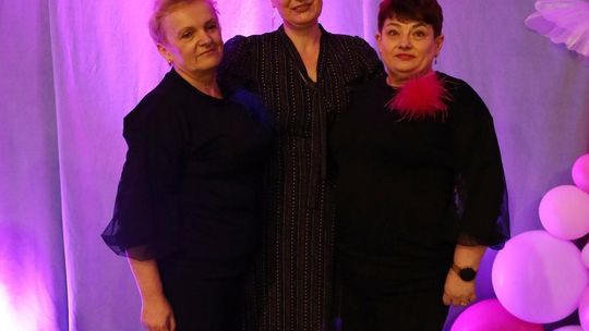 Dzień Kobiet w Leśniowicach. Pani bawiły się z zespołem Cookies Band cz. II [GALERIA ZDJĘĆ]