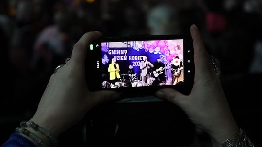 Dzień Kobiet w Leśniowicach. Pani bawiły się z zespołem Cookies Band cz. II [GALERIA ZDJĘĆ]