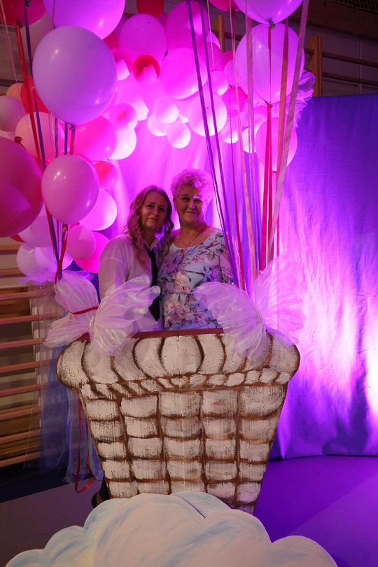 Dzień Kobiet w Leśniowicach. Pani bawiły się z zespołem Cookies Band cz. II [GALERIA ZDJĘĆ]