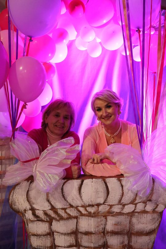 Dzień Kobiet w Leśniowicach. Pani bawiły się z zespołem Cookies Band cz. II [GALERIA ZDJĘĆ]