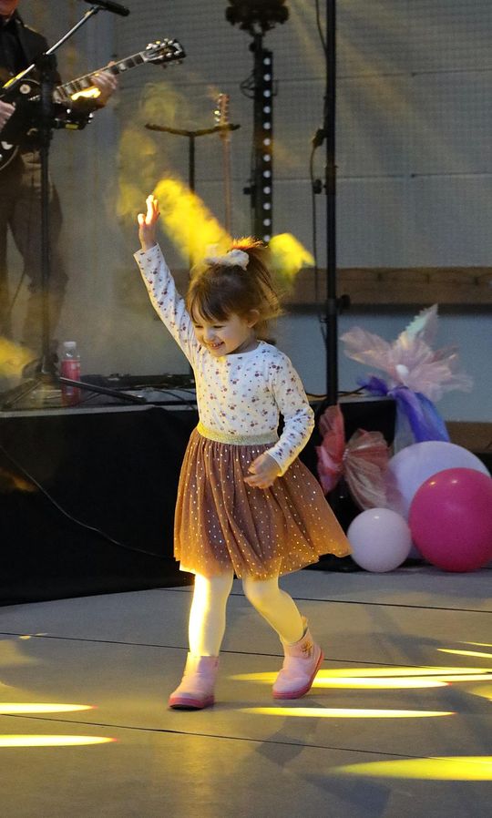 Dzień Kobiet w Leśniowicach. Pani bawiły się z zespołem Cookies Band cz. II [GALERIA ZDJĘĆ]