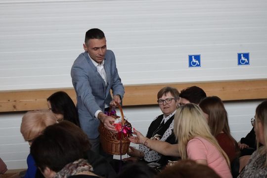 Dzień Kobiet w Leśniowicach. Pani bawiły się z zespołem Cookies Band cz. II [GALERIA ZDJĘĆ]