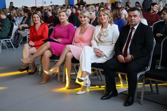 Dzień Kobiet w Leśniowicach. Pani bawiły się z zespołem Cookies Band cz. II [GALERIA ZDJĘĆ]