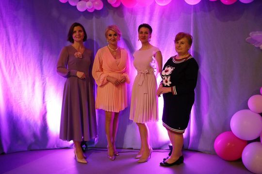 Dzień Kobiet w Leśniowicach. Pani bawiły się z zespołem Cookies Band cz. II [GALERIA ZDJĘĆ]