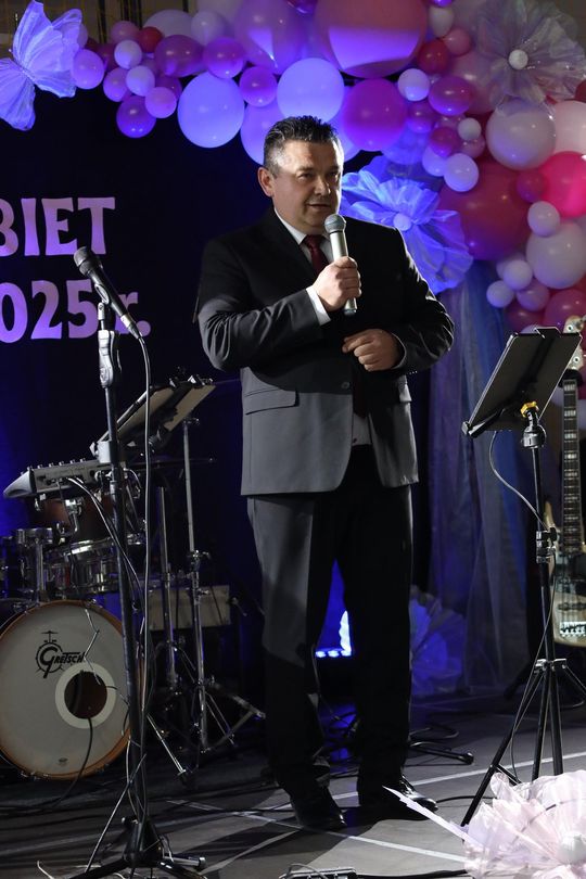 Dzień Kobiet w Leśniowicach. Pani bawiły się z zespołem Cookies Band cz. II [GALERIA ZDJĘĆ]