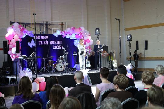 Dzień Kobiet w Leśniowicach. Pani bawiły się z zespołem Cookies Band cz. II [GALERIA ZDJĘĆ]