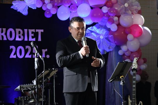 Dzień Kobiet w Leśniowicach. Pani bawiły się z zespołem Cookies Band cz. II [GALERIA ZDJĘĆ]