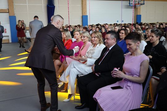 Dzień Kobiet w Leśniowicach. Pani bawiły się z zespołem Cookies Band cz. II [GALERIA ZDJĘĆ]