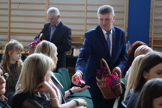 Dzień Kobiet w Leśniowicach. Pani bawiły się z zespołem Cookies Band cz. II [GALERIA ZDJĘĆ]