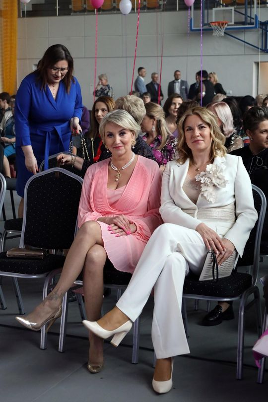 Dzień Kobiet w Leśniowicach. Pani bawiły się z zespołem Cookies Band cz. II [GALERIA ZDJĘĆ]